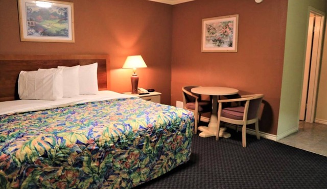 Great Value, Quality Stay! Pets are Welcome, With Free Parking Onsite!