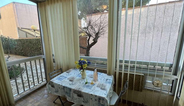 Great Value Studio near Beach, Sleeps 2, Parking Included