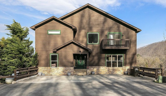GREAT view DOWNTOWN Gatlinburg with views,community pool, hot tub and fireplace