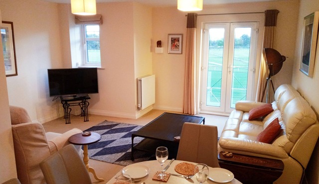 Great View, Parking, Sleeps 6, 3 bedrooms, 4 Beds, Easy walk to town