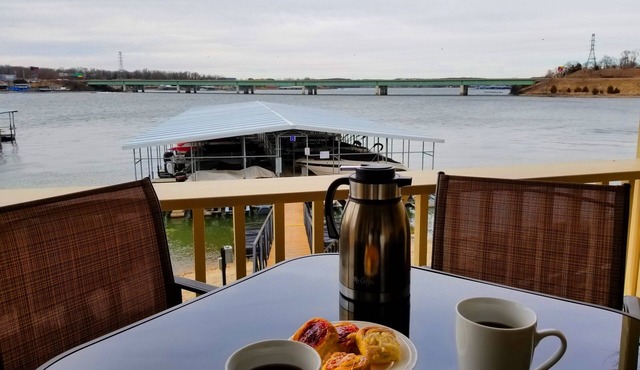 GREAT VIEW! Modern! Lakefront! Elevator! Very Close to Shopping & Dining! Wi-Fi