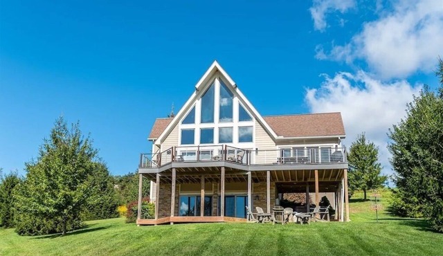 Great VIEWS! 10 mins to WISP, boat dock, hot tub, dog friendly, golf course.