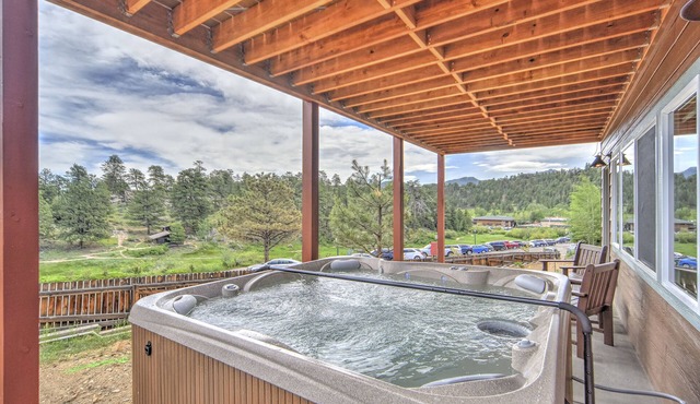 Great views from 2 decks, block from town, across from nature preserve, Hot Tub!