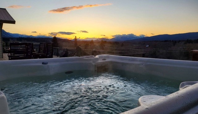 Great Views! Hot Tub! Access to the Yakima River and Palouse to Cascades Trail