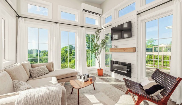 Great Views near Downtown! Work Remote or Couples Retreat