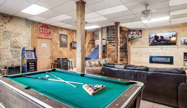 Great Views, Near Park Entrance, Pool, Fire Pit, Hot Tub, Game Room, Grill