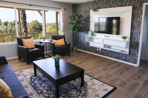 GREAT VIEWS - Over the Oaks - Stylish - Whole Home