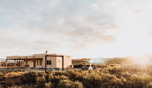 Great Views, Rave Reviews, Hot Tub, Kiva Fireplace, Outdoor Cone Firepit