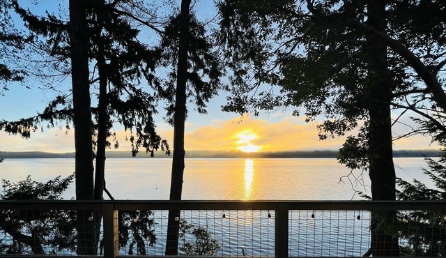 Great Views! Sleeps 10, Beachfront Hood Canal, Olympic NP, Kayaks, Game Room