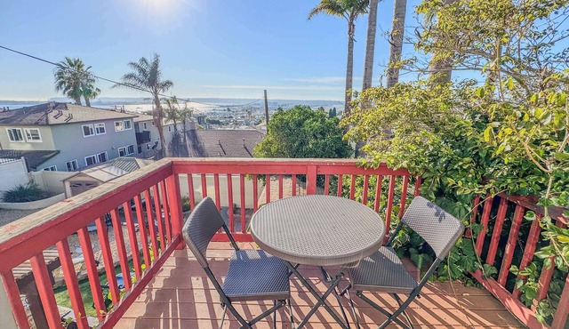 Great Views Studio apartment near Little Italy