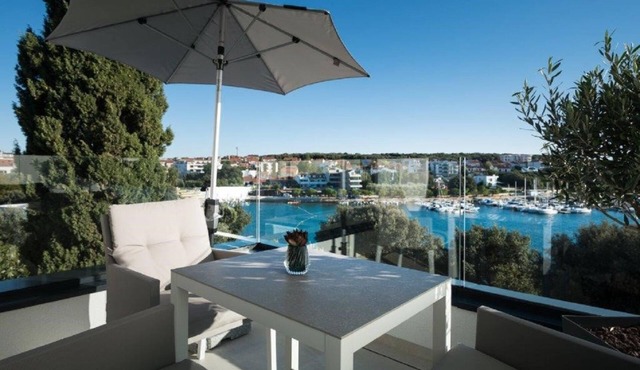 Great villa with private pool 50 meters from beach