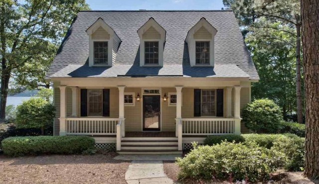 Great Waters gem! Spacious Waterfront Cottage! Family Friendly Getaway!