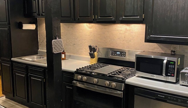 Great Weekend Getaway! Renovated in 2023, Zero Contact Booking, Pool Table, Wifi