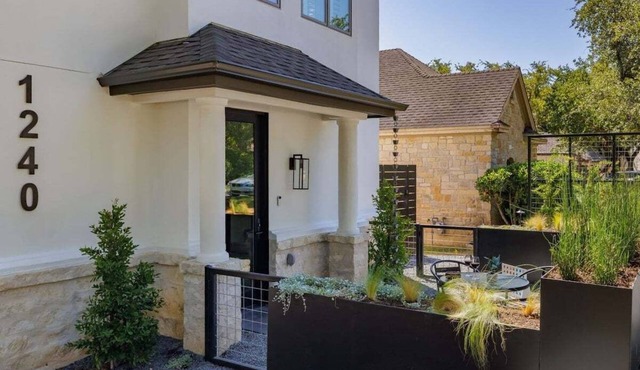 💎Great West Lake Location | Pet Friendly | Private Patio | The Gem💎