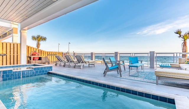 "Great White" Great Family Vacation! Beachfront + Private Pool