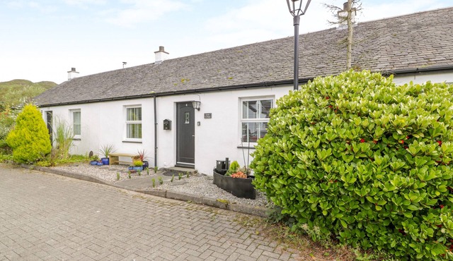 GREBE COTTAGE, pet friendly, with open fire in Balvicar, Isle Of Seil