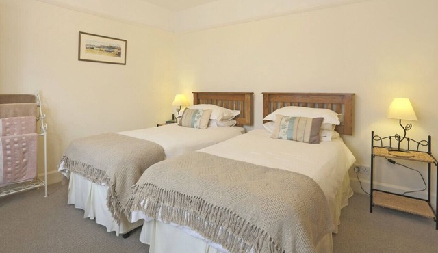 Grebe Cottage - Two Bedroom House, Sleeps 4