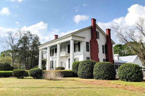Greek Revival 8br/6.5b w/Kitchen-35 Min to U of Alabama!