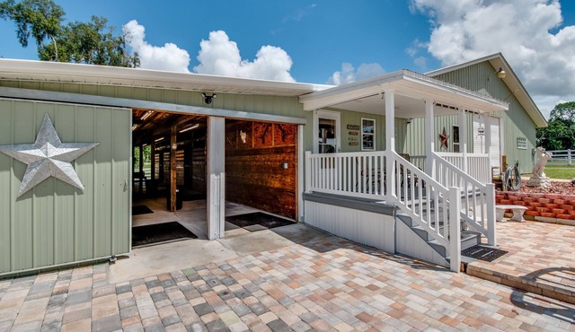 Green Acres Barn Apartment.sleeps 2 comfortably but will sleep 4.