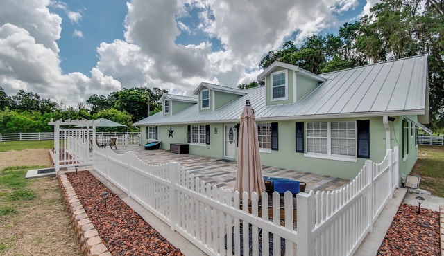 Green Acres House sleeps 6.