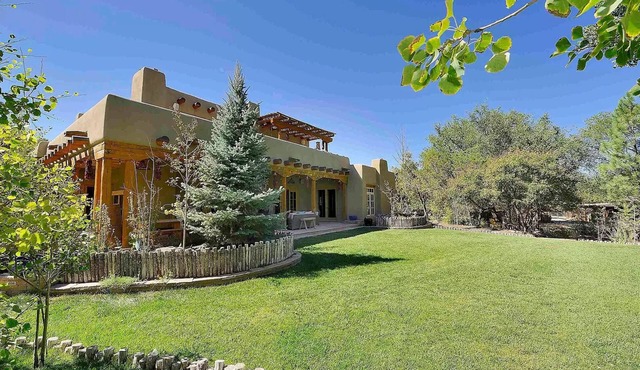 Green Acres Luxury Estate on 4 Acres 8m to Plaza!