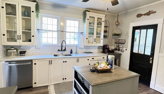 Green Acres - Putting Green, King Bed, Close to Downtown