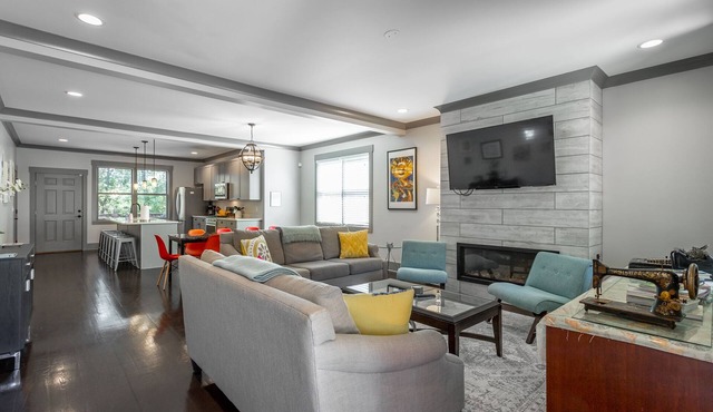 Green & All Made in USA Home 0.5mi to All Actions