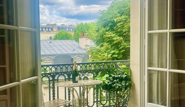 Green and lovely - Belle Epoque Paris 1910