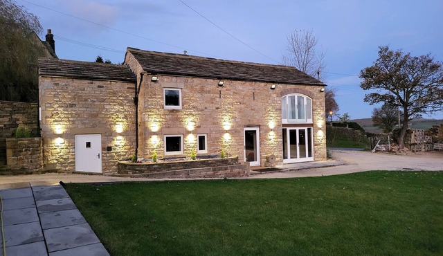 GREEN BARN, pet friendly, character holiday cottage in Oughtibridge