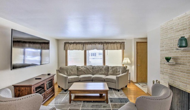 Green Bay Home: 3 Blocks to Lambeau Field!