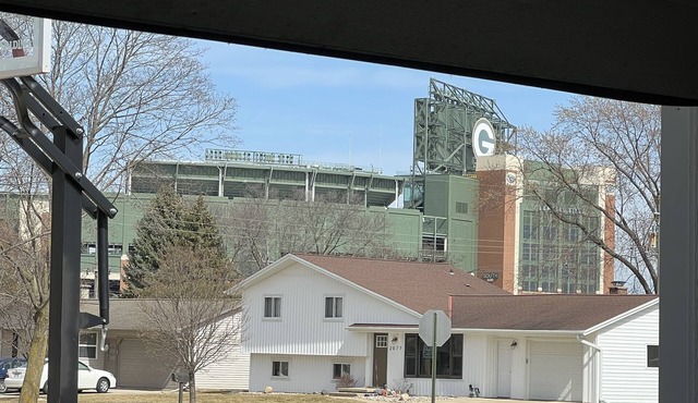 Green Bay Packer 5 star home ⭐️⭐️⭐️⭐️⭐️ 1 block from Lambeau field