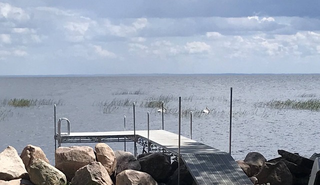 Green Bay Waterfront Cottage. Great Year-Round Retreat. 25 min North of Lambeau