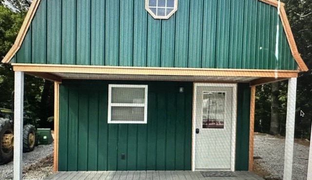 Green cabin close to University of Central Missouri and Whiteman AF Base