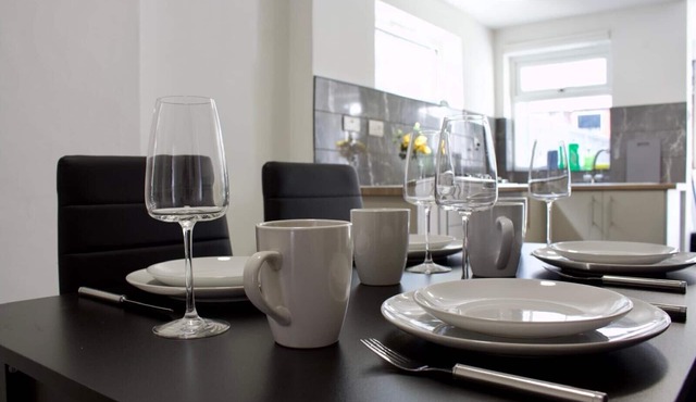 Green Corner House Sleeps 6 & Free Parking