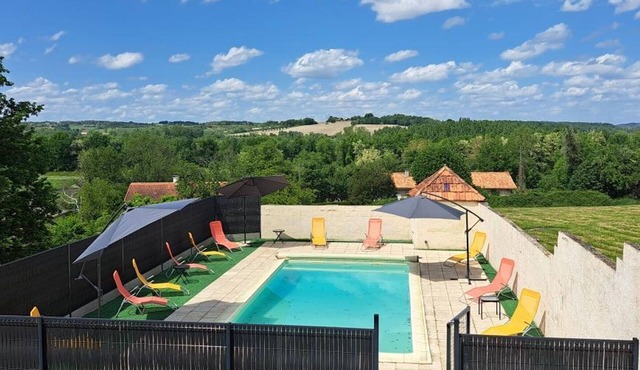 Green cottage in Saint-Méard-de-Drône with terrace and shared pool