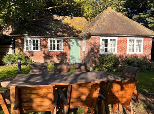 Green Cottage in grounds of Grade II* Frognal Farmhouse