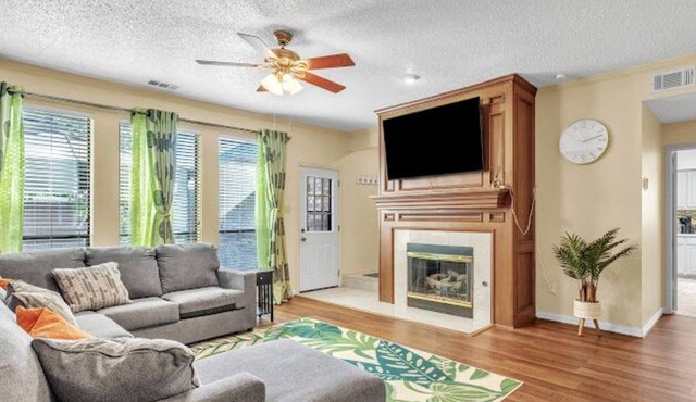 Green Cottage- Spacious 4-bedroom house in Mesquite with beautiful backyard