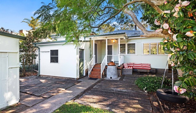 Green Cottage: Waterfront family holiday paradise, private jetty and road access