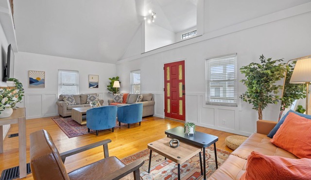 Green Destiny! 7min to DT Cincy, Pool & Hot tub