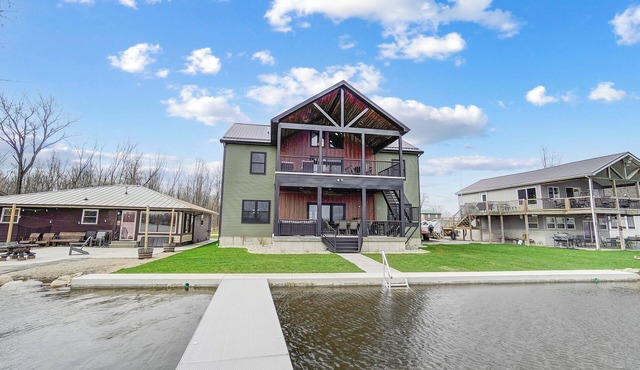 Green Diamond Retreat: Epic Lakefront Oasis for 30, 6BR, Boat Slip, Kayaks