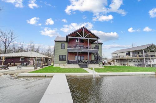 Green Diamond Retreat - Epic Lakefront Oasis for 30, 6BR, Boat Slip, Kayaks