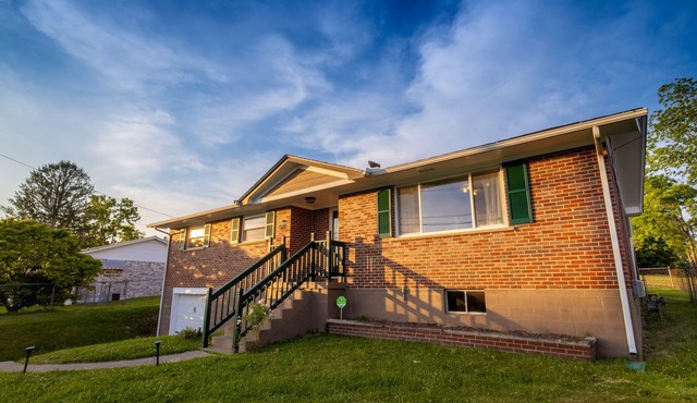 Green Door Getaway — family-friendly 4BR, 10 minutes to New River Gorge