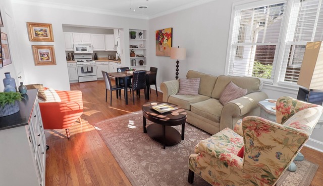 Green Door.:Renovated Cozy Cottage Centrally Located