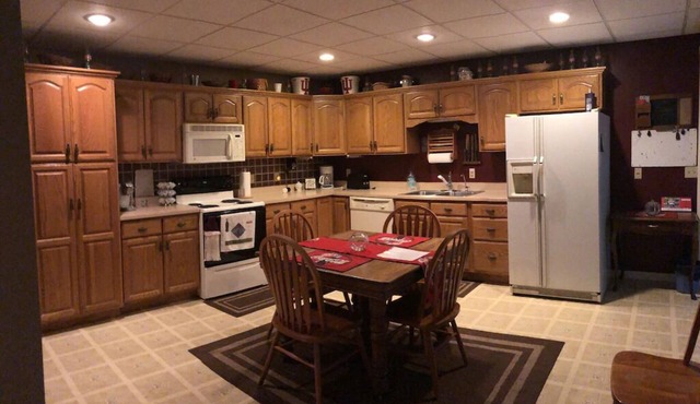 Green Gables 2 Bedroom Basement aprtmt, sleeps 8, ktchn, lvng rm, private ent.