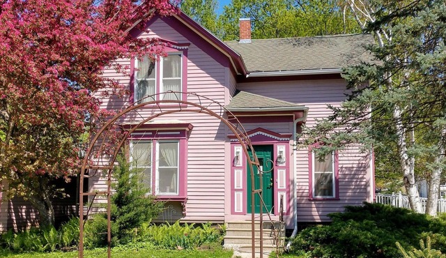 Green Gables - 2nd Floor with Private Entrance