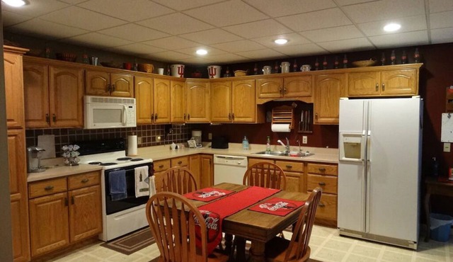 Green Gables B&B sleeps 24, 6 bdrms 8 beds 5 1/2 baths 2-Full ktch din lvng rms