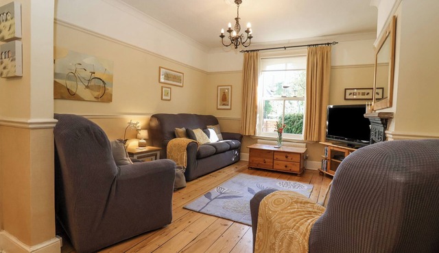 GREEN GATE COTTAGE, pet friendly, with open fire in Reydon