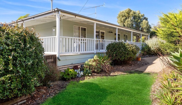 Green Gully House - Breezy Oasis