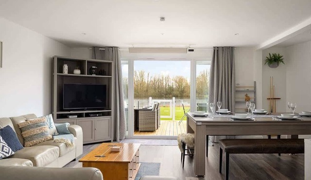 Green Haven | Cotswold Lakehouse + Games + Views