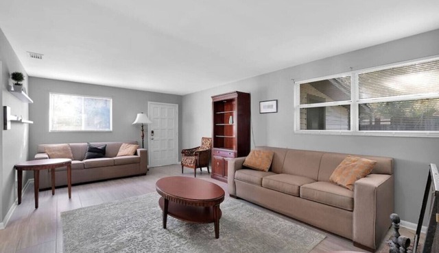 ~Green Hill Hideaway Sleeps 12 15Mins to Stadium~